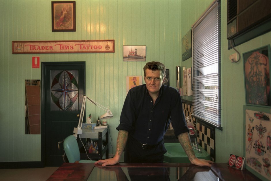Australia, Brisbane, August 2004Waiting for Wanda Jackson.Tattoo Tim (Tim Dunne) photographed inside his vintage-style tattoo parlour in Brisbane, 2004. Tim has been a tattooist for 20 years and specialises: in old-style tattoos.Australie, Brisbane, Ao˚t 2004En attendant Wanda Jackson.Tattoo Tim (Tim Dunne) photographiÈ dans son salon de tatouage vintage ‡ Brisbane en 2004. Tim a ÈtÈ tattoueur pendant 20 ans, il prÈcise : tatouages ‡ l'ancienne.Steven Siewert / Agence VU