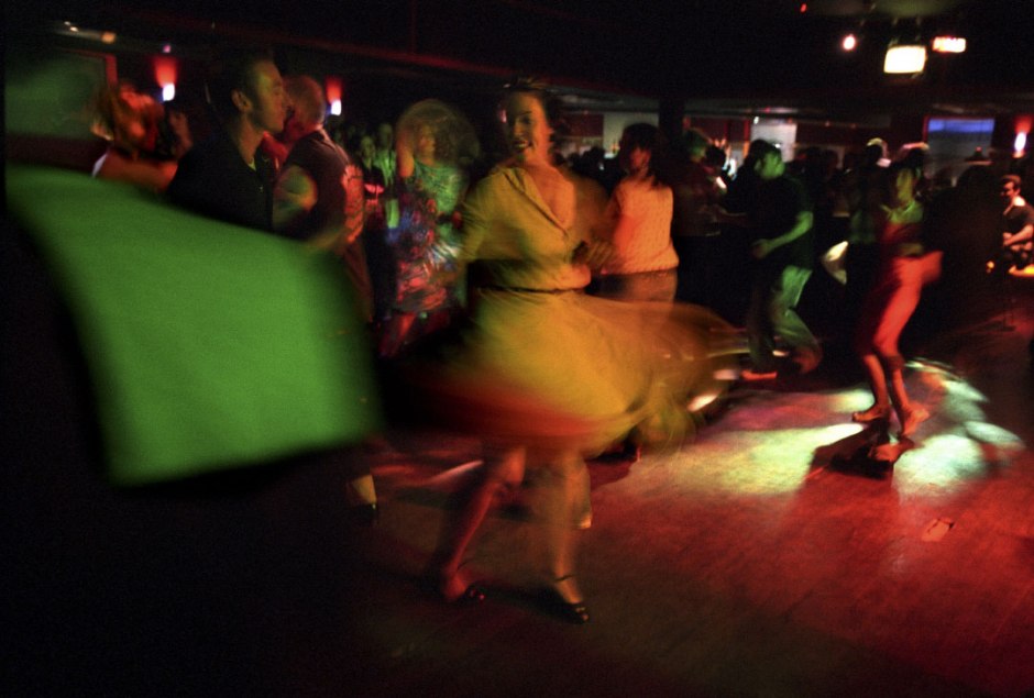 Australia, Sydney, March 2004Waiting for Wanda Jackson.At Bar Broadway in 2006 the dance floor fills with the rockabilly crowd and, in the blink of an eye, you're back in the 1950sAustralie, Sydney, Mars 2004En attendant Wanda Jackson.Au Broadway Bar, la foule rockabilly s'approprie la piste de danse, en un clin d'oeil, on est projetÈ dans les annÈes 50'.Steven Siewert / Agence VU