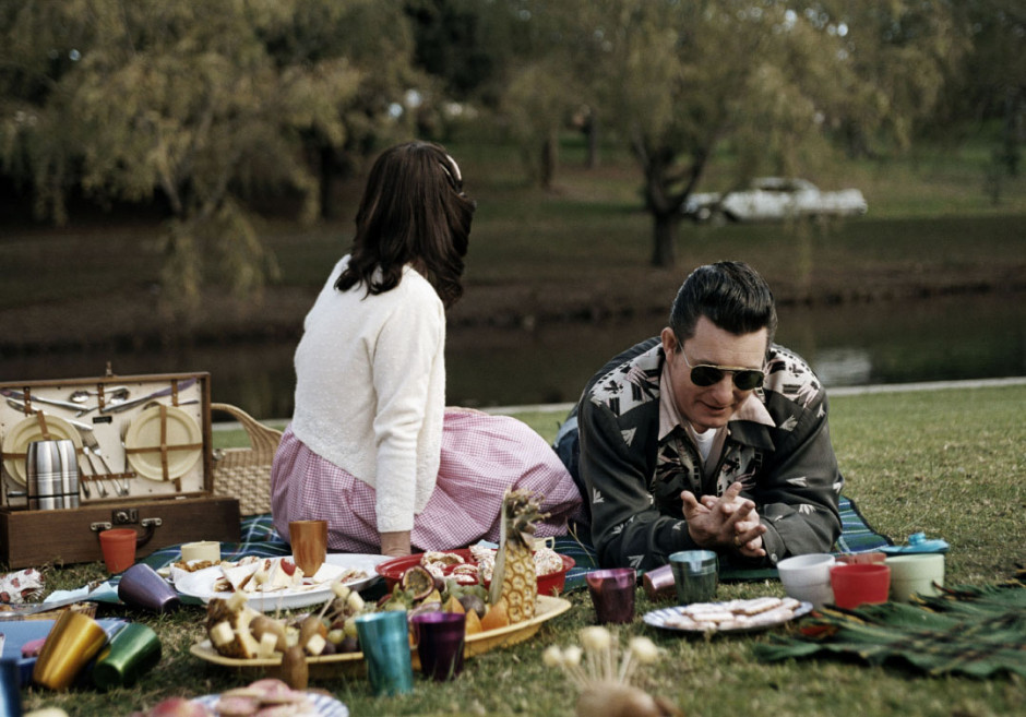 Australia, Brisbane, August 2005Waiting for Wanda Jackson.Sue and Marc enjoy a picnic, complete with 1950s tableware, at Centennial Park in 2006. Australie, Brisbane, Ao˚t 2005En attendant Wanda Jackson.Sue et Marc font un pique-nique, sur unenappe des annÈes 50', dans le Parc Centennial. Steven Siewert / Agence VU