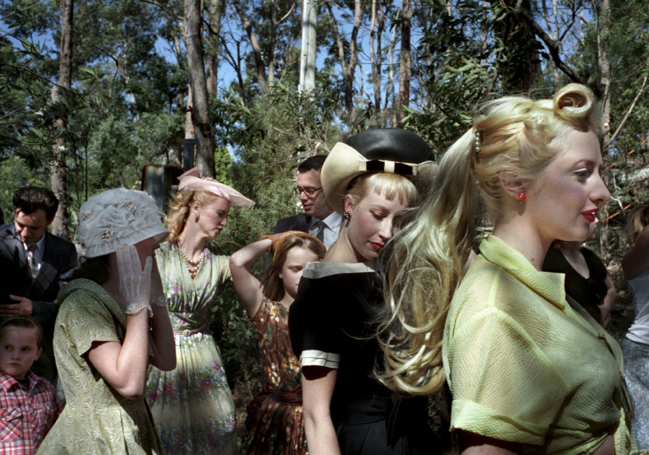 Australia, Sydney, August 2003Waiting for Wanda Jackson.Rose Seidler House in Wahroonga is the venue for the annual Fifties Fair, a key event on the rockabilly calendar. It's a chance to dress up, catch up, shop and dance. At the 2003 fair, members of Sydney's rockabilly scene line up for a fashion parade to show off some of the styles of the 1950s.Australie, Sydney, Ao˚t 2003En attendant Wanda Jackson.La maison de Rose Seidler ‡ Wahroonga est le lieu o˘ se passe le festival annuel des annÈes 50'. Un ÈvËnement clÈ du calendrier rockabilly. C'est l'occasion de s'habiller pour l'ÈvËnement, de faire du shopping, et de danser. Lors du festival 2003,  les membres du rockabilly de Sydney font la queue pour le dÈfilÈ de mode annÈes 50'.Steven Siewert / Agence VU