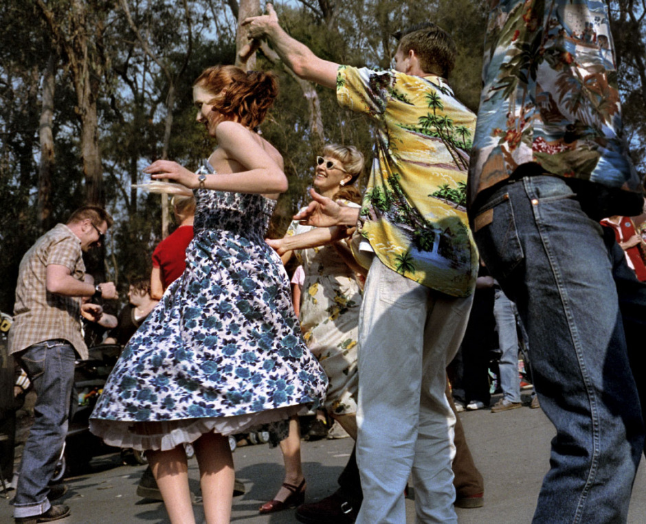 August 2005, Sydney, Australia.Dance.Rose Seidler House forms the perfect backdrop as dancers entertain the crowd with 1950s dance moves at the Fifties Fair 2005. Ao˚t 2005, Sydney, Australie.Danse.Rose Seidler House est un endroit unique pour que les danseurs fassent revivre les mouvements de danse rockabilly, lors du festival Fifties 2005.  Steven Siewert / Agence VU