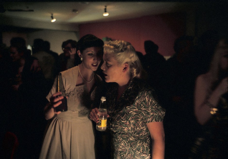 August, 2004, Brisbane, Australia.Sinners' BallGreazeFest is an annual festival held in Brisbane that celebrates rockabilly and psychobilly fashion, music and dancing. In this photograph, two women chat over the sound of rockabilly music at the 2004 Sinners’ Ball.Ao˚t 2004, Brisbane, Australie.Bal des pÍcheurs.La GreazeFest est un festival annuel de brisbane qui cÈlËbre la mode, la musique, et la dance rockabilly et psychobilly. Deux femmes discutent par dessus le sons de la musique rockabilly pendant le bal des pÍcheurs de 2004.Steven Siewert / Agence VU