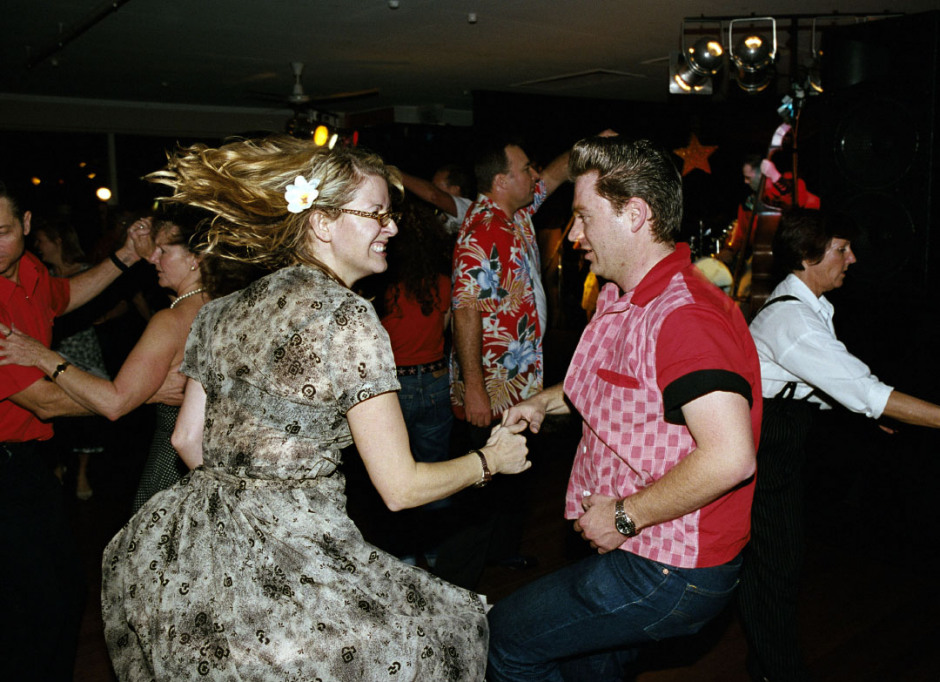 August 2004, Brisbane, Australia.Greaze dance. Kerri and Matt take to the dance floor at the 2004 Sinners’ Ball. Rockabillies travel from all parts of Australia to take part in GreazeFest.Ao˚t 2004, Brisbane, Australie.Danse Greaze.Kerri et Matt sur la piste de danse au bal des pÍcheurs en 2004. Les rockabillies viennent de tout le pays pour assister ‡ cet ÈvËnement.Steven Siewert / Agence VU