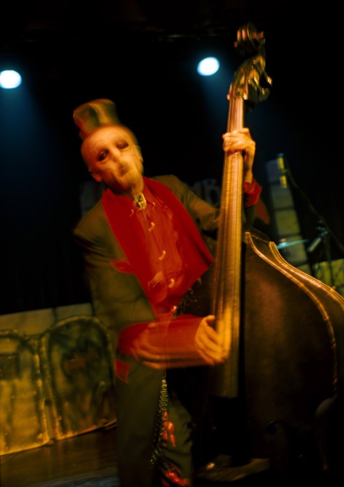 March 2005, Sydney, Australia.AaronPsychobilly band Zombie Ghost Train (alter ego of the Bone Daddies) launch their CD Glad rags and body bags at the venue @Newtown in 2005. All members of the band wear make-up on stage in the style of zombies. Mars 2005, Sydney, Australie.Aaron.Le groupe psychobilly Zombie Ghost Train (alter ego de the Bone Daddies) vends ses CD et ses sacs au @Newtown en 2005. Tous les membres du groupe se maquillent comme des zombies.Steven Siewert / Agence VU