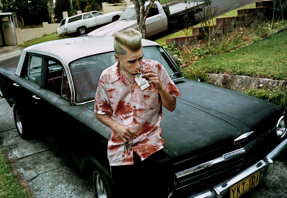 March 2005, Sydney, Australia.AaronAaron, double bass player for The Bone Daddies, is at Johnno’s place in 2005 for a barbecue and to work on a friend’s EH Holden. Hawaiian shirts are part of the rockabilly wardrobe, influenced by tiki Polynesian culture.Mars 2005, Sydney, Australie.Aaron.Aaron, bassiste du groupe The Bone Daddies, chez un ami pour un barbecue et pour travailler sur une Eh Holden. Les chemises HawaÔennes fontpartie intÈgrante de la garde robe rockabilly, influencÈe par la culture PolynÈsienne.Steven Siewert / Agence VU