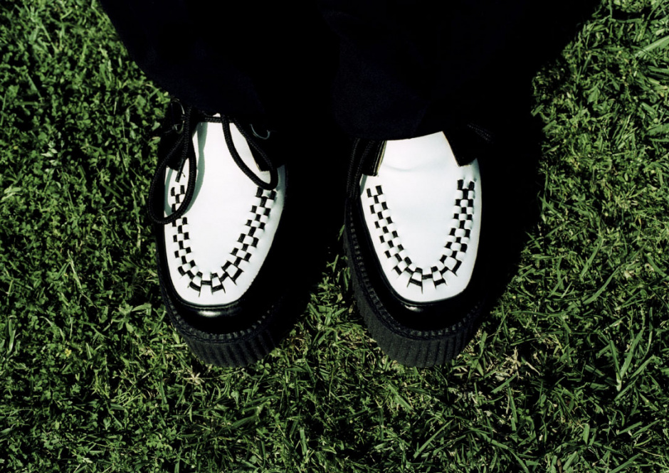 September 2007, Sydney, Australia.Wedding.The groomsman wears the creeper shoe, the classic fashion accessory that came out of the 1950s rockabilly scene. Septembre 2007, Sydney, Australie.Mariage.le mariÈ a mis ses plus belles chaussures, l'accessoire de mode classique qui vient tout droit de la scËne rockabilly.Steven Siewert / Agence VU