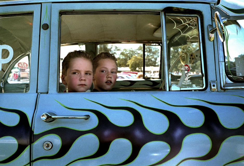 August 2005, Brisbane, Australia.KidsJoshua aged five and Samuel aged seven sit in their dad’s EK Holden at the 2005 GreazeFest Hot Rod Show.Ao˚t 2005, Brisbane, Australie.Enfants.Joshua, 5 ans, et Samuel, 7 ans, assis dans la EK Holden de leur pËre au GeazeFest Hot Rod Show 2005.Steven Siewert / Agence VU