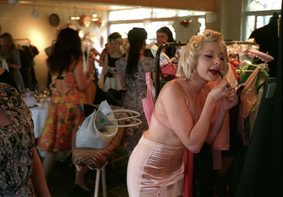 August 2004, Sydney, Australia.Fashion.Rockabillies prepare for the fashion parade at the 2004 Fair, applying make-up, doing their hair and dressing in vintage clothing.Ao˚t 2004, Sydney, Australie.Mode.les Rockabillies se prÈparent pour le dÈfilÈ de mode du festival 2004, se maquillant, se coiffant, et s'habillant dans des habits vintages.Steven Siewert / Agence VU