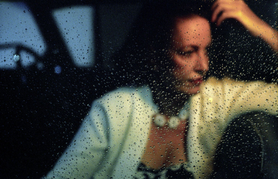 July 2007, Sydney, Australia.RobynRobyn photographed sitting in the 1957 Cadillac owned by her boyfriend, Georgio. In 2007, on a rainy night in a back lane of Surry Hills, Robyn is waiting for the ‘queen of rockabilly’, Wanda Jackson. Robyn and Georgio will give Wanda a lift back to her hotel after a performance at the Gaelic Club. Juillet 2007, Sydney, Australie.Robyn.Robyn assise dans la Cadillac 1957 de son petit ami, Georgio. En 2007, par une nuit pluvieuse sur Surry Hills, Robyn attend la reine du rockabilly, Wanda Jackson. Robyn et Georgio dÈposeront Wanda ‡ son hÙtel aprËs un spectacle au Gaelic Club.Steven Siewert / Agence VU