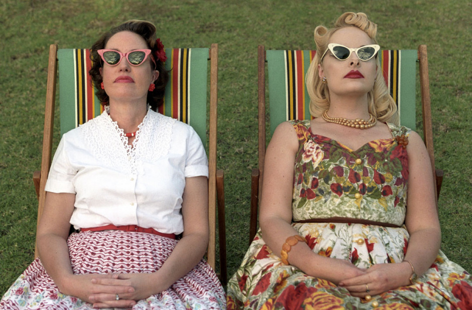 July 2006, Sydney, Australia.Robyn and PiaRobyn and Pia relax in deckchairs at a picnic for the rockabilly crew at Centennial Park in 2006. It’s a chance for them to dress up, drive their 1950s cars and pull out the vintage picnic baskets for a fun day in the sun. Juillet 2006, Sydney, Australie.Robyn et Pia.Robyn et Pia se reposent sur des chaises longues pendant un pic nic au Centennial Park en 2006. C'est l'occasion pour elles de s'habiller, de conduire leurs voitures des annÈes 50, et de sortir le panier de pic nic vintage pa une belle journÈe ensoleillÈe. Steven Siewert / Agence VU