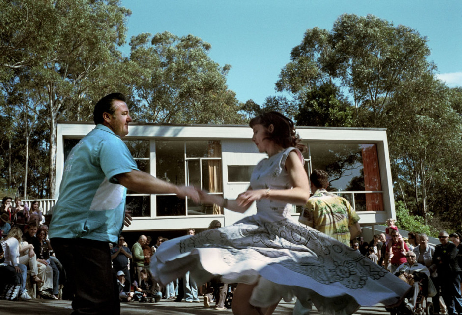 August 2005, Sydney, Australia.Dance.Rose Seidler House forms the perfect backdrop as dancers entertain the crowd with 1950s dance moves at the Fifties Fair 2005. Ao˚t 2005, Sydney, Australie.Danse.Rose Seidler House est un endroit unique pour que les danseurs fassent revivre les mouvements de danse rockabilly, lors du festival Fifties 2005.  Steven Siewert / Agence VU