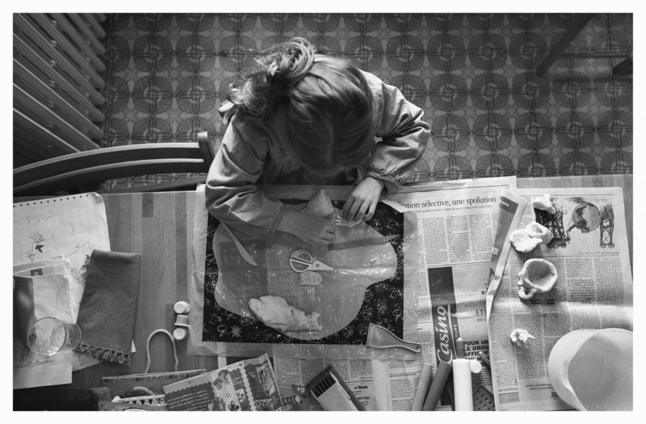 France Villiers-le-Bel, juin 2006 - Adèle is fiddling.