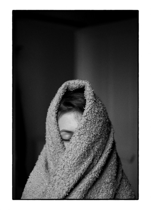 France, Villiers-le-Bel, 10 février 2013 - Adèle with her favorite blanket.
