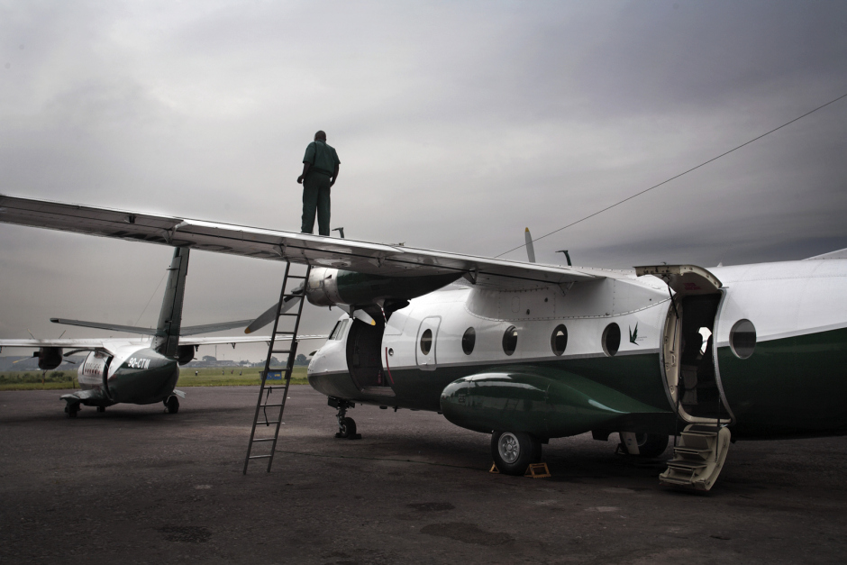 DRC, 2007Technician on the wing of the Nord 262 as storm clouds gather over N'Dolo airport. The Let stands in front  RDC, 2007Un technicien sur une aile du Nord 262 alors qu'une tempÍte se prÈpare au-dessus de l'aÈroport N'Dolo. Le Let est devant.© Guy Tillim / Agence VU