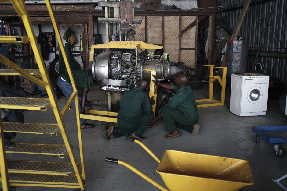 Democratic Republic of Congo, Kinshasa, 2007Technicians at Business Aviation's hanger at N'Dolo airport pack at spare Nord engine RÈpunlique dÈmocratique du Congo, Kinshasa, 2007Des techniciens dans le hangar Business Aviation de l'aÈroport de N'Dolo changent le moteur. © Guy Tillim / Agence VU