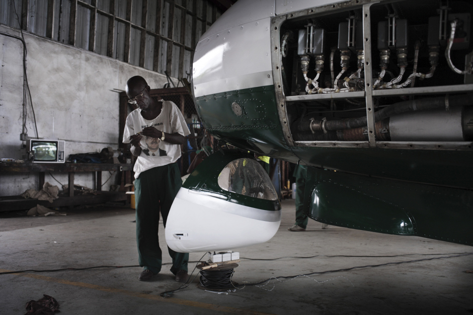DRC, Kinshasa, 2007Business Aviation's hanger at N'Dolo airportTechnicians  RDC, Kinshasa, 2007Le hangar de la Business Aviation ‡ l'aÈroport N'DoloLes techniciens.© Guy Tillim / Agence VU
