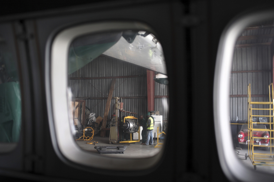 Democratic Republic of Congo, Kinshasa, 2007Business Aviation's hanger at N'Dolo airport  RÈpublique dÈmocratique du Congo, Kinshasa, 2007Hangar Business Aviation ‡ l'aÈroport N'Dolo© Guy Tillim / Agence VU