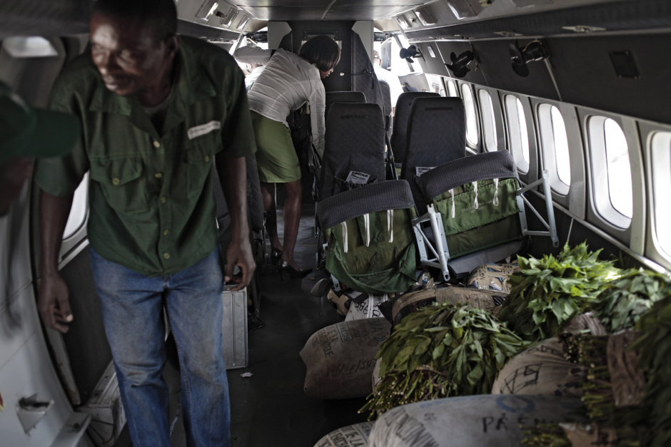 DRC, 2007Ground Staff unload the Let after a flight from Tembo. In the backround, hostess Alisa Mpase  RDC, 2007Le personnel au sol dÈcharge le Let aprËs le vol venu de Tembo. Au fond, l'hÙtesse Alisa Mpase.© Guy Tillim / Agence VU