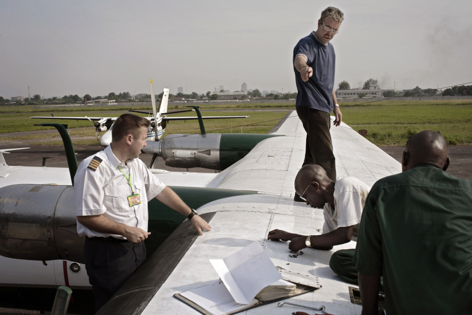 DRC, Kinshasa, 2007Pilot Chris D'Altera and mechanic Ken Roberts discuss faulty fuel indicator on the Nord at N'Dolo airport, Kinshasa  RDC, Kinshasa, 2007Le pilote Chris D'Altera et le mÈcanicien Ken Roberts discutent du dÈfault du mesureur d'huile sur le Nord ‡ l'aÈroport N'Dolo.© Guy Tillim / Agence VU