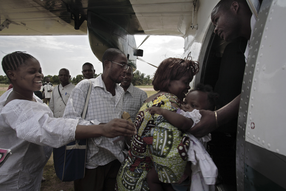 DRC, Tembo, 2007Passengers embark at Tembo en route to Kinshasa  RDC, Tembo, 2007Les passagers embarquent ‡ Tembo en direction de Kinshasa.© Guy Tillim / Agence VU