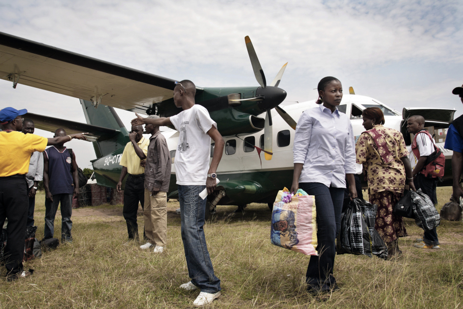 DRC, 2007Passengers disembark from the Let at Tembo  RDC, 2007Des passagers dÈbarquent du Let ‡ Tembo.© Guy Tillim / Agence VU