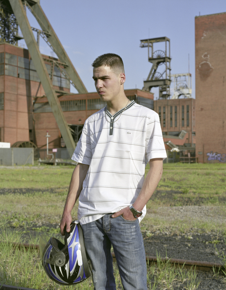 France, Behren lËs Forbach, 2007StÈphane, 19 years old. His father is Italian and retired from the mine five months ago. His mother is French and is a housewife. StÈphane is a mechanic in a garage in Forbach.France, Behren lËs Forbach, 2007StÈphane, 19 ans. Son pËre est italien et il est retraitÈ de la mine depuis cinq mois. Sa mËre est franÁaise et elle est femme au foyer. StÈphane est mÈcanicien auto dans un garage ‡ Forbach.  © Rip Hopkins / Agence VU