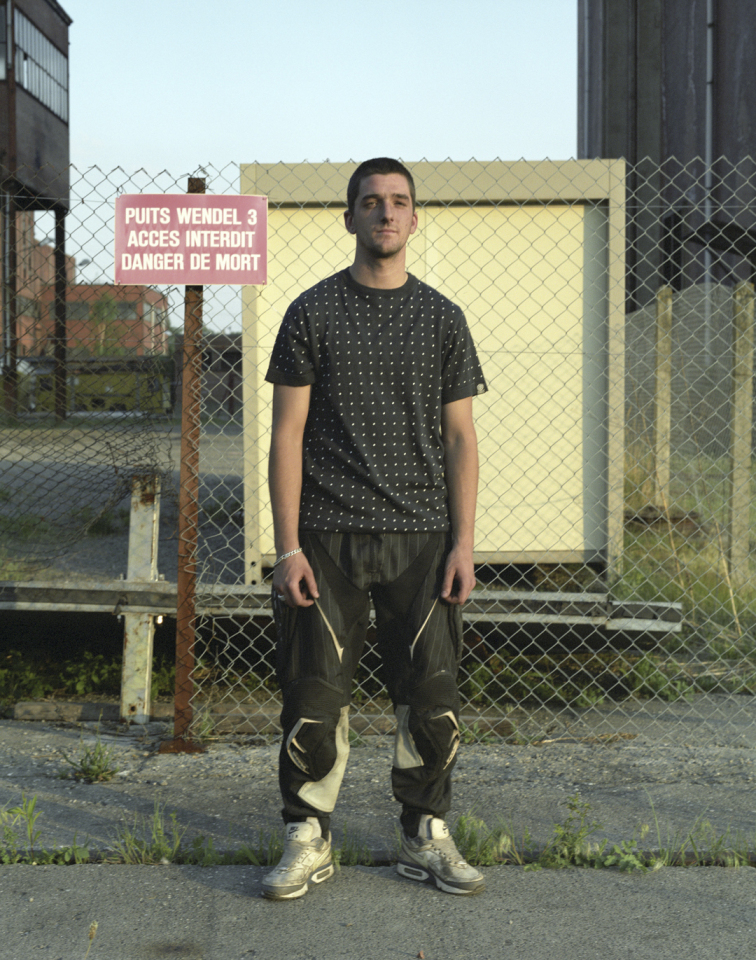 France, Behren lËs Forbach, 2007GrÈgory, 20 years old. His father is German and his mother is Italian. His father worked as a miner, his mother is a housewife. He works in civil engineering when he is able to. France, Behren lËs Forbach, 2007GrÈgory, 20 ans. Son pËre est allemand et sa mËre est italienne. Son pËre Ètait mineur sa mËre est femme au foyer. Il travaille quand il peut dans les travaux publics.  © Rip Hopkins / Agence VU