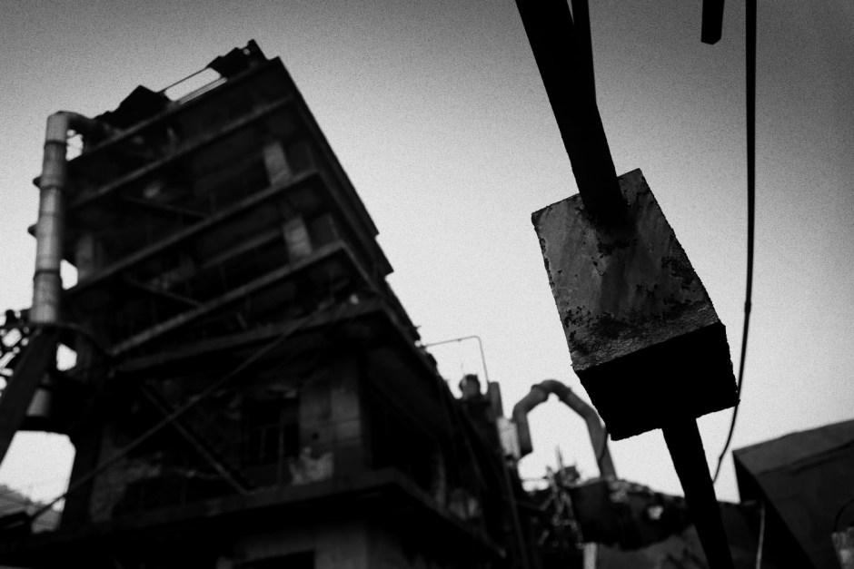 China, Chuang xin dian, Shifang, Sichuan, July 2008.
YING FENG chemical plant.
Urban landscape, after the earthquake.

Chine, Chuang xin dian, Shifang, Sichuan, juillet 2008.
Usine chimique de Ying Feng.
Paysage urbain aprËs le tremblement de terre.

© Aniu / Agence VU