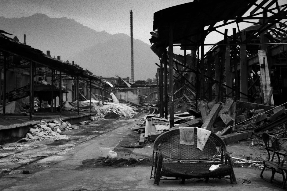 China, Chuang xin dian, Shifang, Sichuan, July 2008.
Hong Da chemical Plant.
Urban landscape, after the earthquake.

Chine, Chuang xin dian, Shifang, Sichuan, juillet 2008.
Usine chimique de Hong Da.
Paysage urbain aprËs le tremblement de terre.

© Aniu / Agence VU