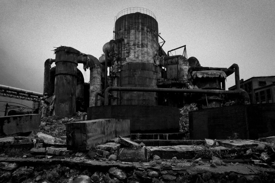 China, Chuang xin dian, Shifang, Sichuan, July 2008.
Hong Da chemical Plant.
Urban landscape, after the earthquake.

Chine, Chuang xin dian, Shifang, Sichuan, juillet 2008.
Usine chimique de Hong Da.
Paysage urbain aprËs le tremblement de terre.

© Aniu / Agence VU