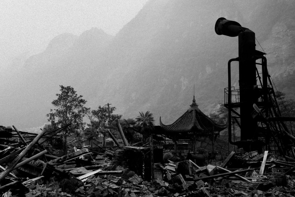 China, Chuang xin dian, Shifang, Sichuan, July 2008.
Hong Da chemical Plant.
Urban landscape, after the earthquake.

Chine, Chuang xin dian, Shifang, Sichuan, juillet 2008.
Usine chimique de Hong Da.
Paysage urbain aprËs le tremblement de terre.

© Aniu / Agence VU