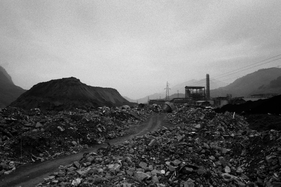 China, Chuang xin dian, Shifang, Sichuan, August 2008.
YING FENG chemical plant.
Urban landscape, after the earthquake.


Chine, Chuang xin dian, Shifang, Sichuan, ao˚t 2008.
Usine chimique de Ying Feng.
Paysage urbain aprËs le tremblement de terre.


© Aniu / Agence VU