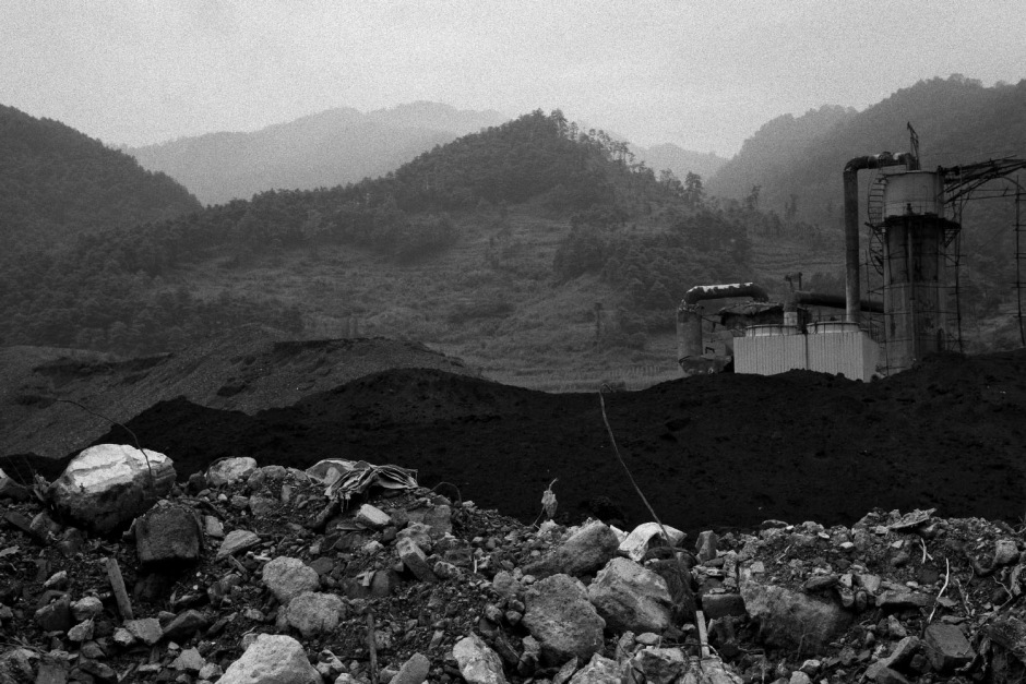 China, Chuang xin dian, Shifang, Sichuan, August 2008.
YING FENG chemical plant.
Urban landscape, after the earthquake.


Chine, Chuang xin dian, Shifang, Sichuan, ao˚t 2008.
Usine chimique de Ying Feng.
Paysage urbain aprËs le tremblement de terre.


© Aniu / Agence VU