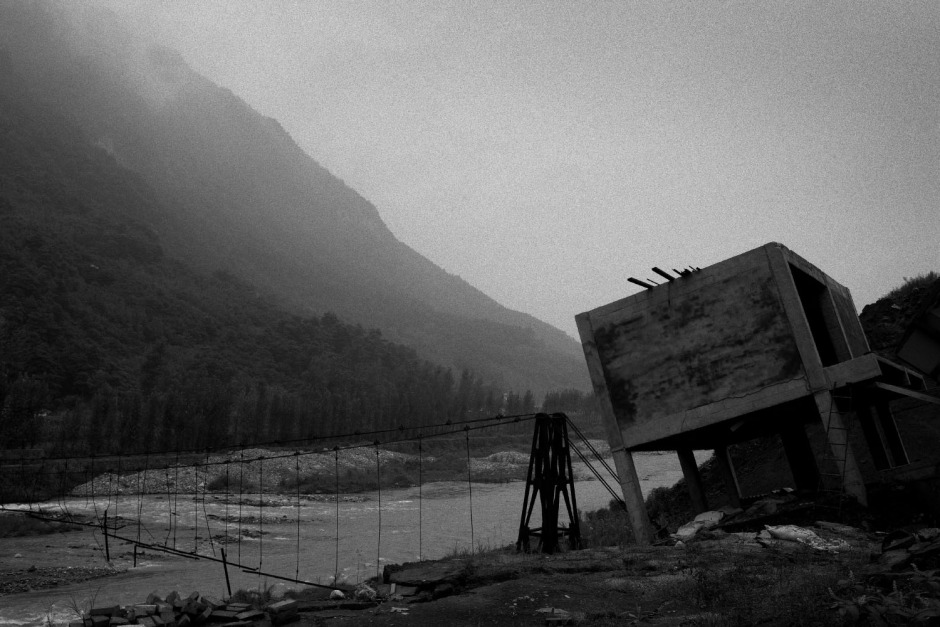China, Chuang xin dian, Shifang, Sichuan, August 2008.
Hong Da chemical Plant.
Urban landscape, after the earthquake.

Chine, Chuang xin dian, Shifang, Sichuan, ao˚t 2008.
Usine chimique de Hong Da.
Paysage urbain aprËs le tremblement de terre.

© Aniu / Agence VU