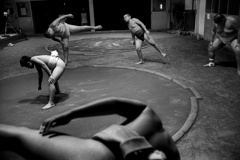 Japan, Tokyo, 13 August 2008
Young boys warming up during training at the sumo club, Shonen Sumo Tachikawa Rensei Kan, inside the grounds of Suwa Jinja (Shrine).

Japon, Tokyo, 13 Ao˚t 2008
De jeunes garÁons s'Èchauffent pendant un entraÓnement au club Sumo de Shonen Sumo Tachikawa Rensei Kan.


Steven Siewert / Agence VU