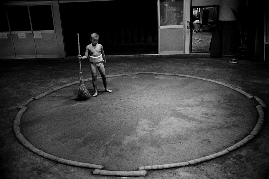 Japan, Tokyo, 13 August 2008
A young boy sweeping the ring before training at the sumo club, Shonen Sumo Tachikawa Rensei Kan, inside the grounds of Suwa Jinja (Shrine).

Japon, Tokyo, 13 Ao˚t 2008
Un jeune garÁon nettoie le ring avant un entraÓnement au club Sumo de Shonen Sumo Tachikawa Rensei Kan.


Steven Siewert / Agence VU