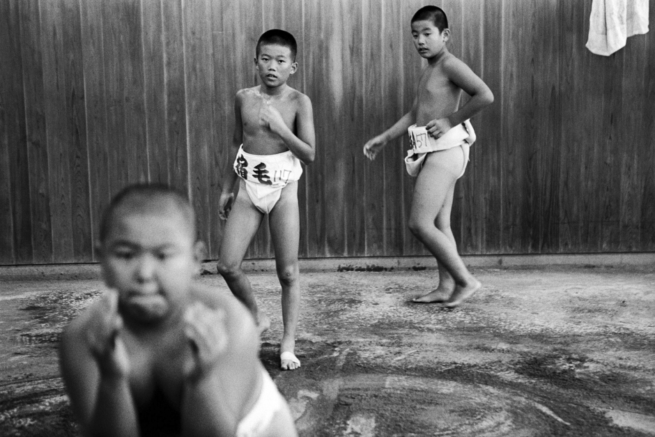 Japan, Tokyo, 03 August 2008
Young boys warming up during practice in the Ryogoku Kokugikan Arena (National Sumo Wrestling Hall) training hall at  All Japan Wanpaku Sumo Tournament, an amateur competition conducted every August for sumo's up and coming juniors.

Japon, Tokyo, 03 Ao˚t 2008
De jeunes garÁons s'Èchauffent pendant une compÈtition du Tournoi All Japan Wanpaku Sumo, au Ryogoku Kokugikan Arena (Le Hall National de Lutte Sumo). Il s'agit d'une compÈtition amateur pour les Sumos juniors qui ‡ lieu chaque annÈe au mois d'ao˚t.


Steven Siewert / Agence VU
