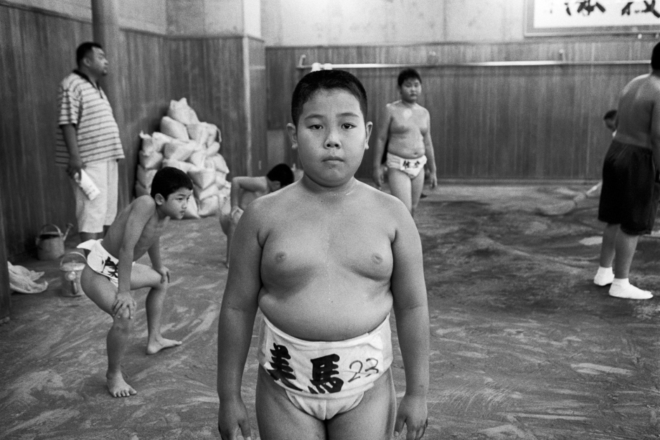 Japan, Tokyo, 03 August 2008
Young boys warming up during practice in the Ryogoku Kokugikan Arena (National Sumo Wrestling Hall) training hall at  All Japan Wanpaku Sumo Tournament, an amateur competition conducted every August for sumo's up and coming juniors.

Japon, Tokyo, 03 Ao˚t 2008
De jeunes garÁons s'Èchauffent pendant une compÈtition du Tournoi All Japan Wanpaku Sumo, au Ryogoku Kokugikan Arena (Le Hall National de Lutte Sumo). Il s'agit d'une compÈtition amateur pour les Sumos juniors qui ‡ lieu chaque annÈe au mois d'ao˚t.


Steven Siewert / Agence VU