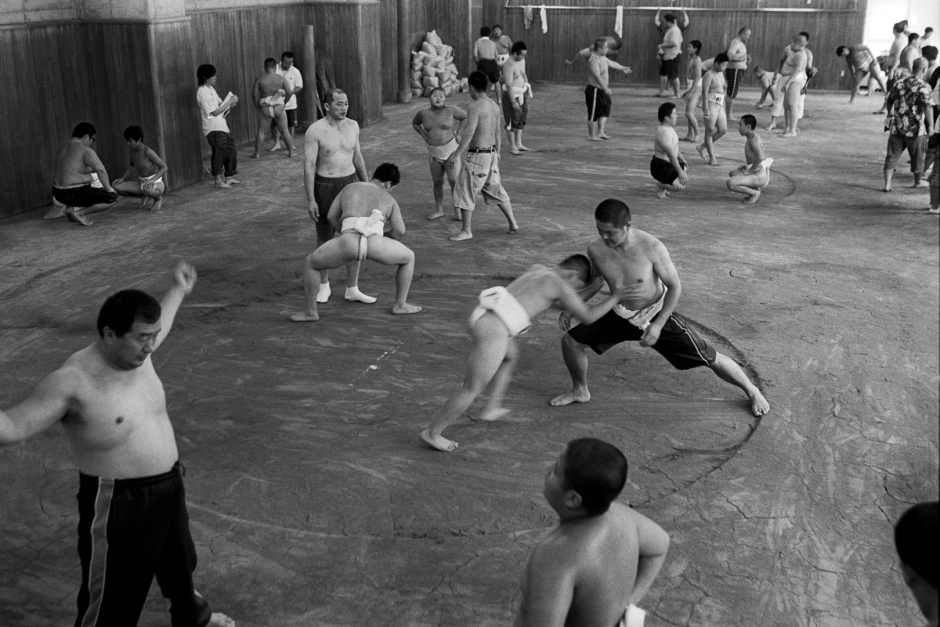 Japan, Tokyo, 03 August 2008
Young boys warming up during practice in the Ryogoku Kokugikan Arena (National Sumo Wrestling Hall) training hall at  All Japan Wanpaku Sumo Tournament, an amateur competition conducted every August for sumo's up and coming juniors.

Japon, Tokyo, 03 Ao˚t 2008
De jeunes garÁons s'Èchauffent pendant une compÈtition du Tournoi All Japan Wanpaku Sumo, au Ryogoku Kokugikan Arena (Le Hall National de Lutte Sumo). Il s'agit d'une compÈtition amateur pour les Sumos juniors qui ‡ lieu chaque annÈe au mois d'ao˚t.


Steven Siewert / Agence VU