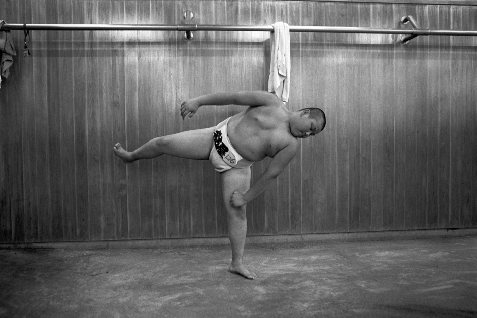Japan, Tokyo, 03 August 2008
Young boys warming up during practice in the Ryogoku Kokugikan Arena (National Sumo Wrestling Hall) training hall at  All Japan Wanpaku Sumo Tournament, an amateur competition conducted every August for sumo's up and coming juniors.

Japon, Tokyo, 03 Ao˚t 2008
De jeunes garÁons s'Èchauffent pendant une compÈtition du Tournoi All Japan Wanpaku Sumo, au Ryogoku Kokugikan Arena (Le Hall National de Lutte Sumo). Il s'agit d'une compÈtition amateur pour les Sumos juniors qui ‡ lieu chaque annÈe au mois d'ao˚t.


Steven Siewert / Agence VU