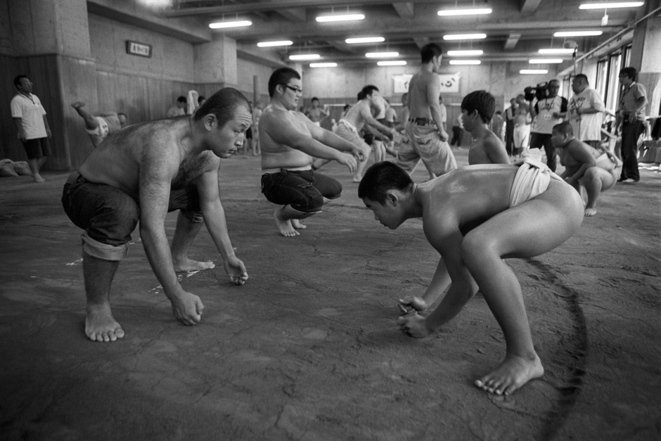 Japan, Tokyo, 03 August 2008
Young boys warming up during practice in the Ryogoku Kokugikan Arena (National Sumo Wrestling Hall) training hall at  All Japan Wanpaku Sumo Tournament, an amateur competition conducted every August for sumo's up and coming juniors.

Japon, Tokyo, 03 Ao˚t 2008
De jeunes garÁons s'Èchauffent pendant une compÈtition du Tournoi All Japan Wanpaku Sumo, au Ryogoku Kokugikan Arena (Le Hall National de Lutte Sumo). Il s'agit d'une compÈtition amateur pour les Sumos juniors qui ‡ lieu chaque annÈe au mois d'ao˚t.


Steven Siewert / Agence VU