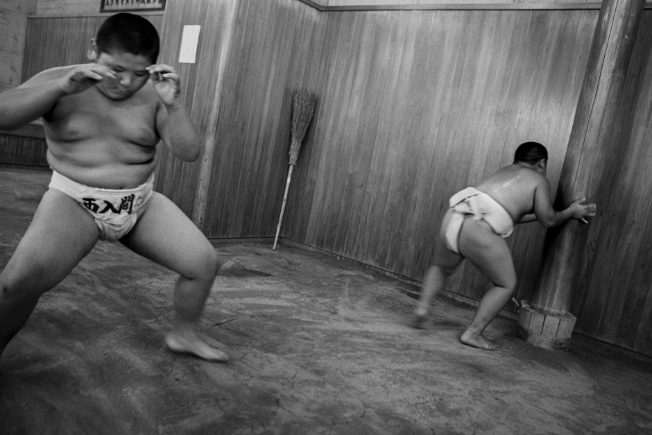 Japan, Tokyo, 03 August 2008
Young boys warming up during practice in the Ryogoku Kokugikan Arena (National Sumo Wrestling Hall) training hall at  All Japan Wanpaku Sumo Tournament, an amateur competition conducted every August for sumo's up and coming juniors.

Japon, Tokyo, 03 Ao˚t 2008
De jeunes garÁons s'Èchauffent pendant une compÈtition du Tournoi All Japan Wanpaku Sumo, au Ryogoku Kokugikan Arena (Le Hall National de Lutte Sumo). Il s'agit d'une compÈtition amateur pour les Sumos juniors qui ‡ lieu chaque annÈe au mois d'ao˚t.


Steven Siewert / Agence VU