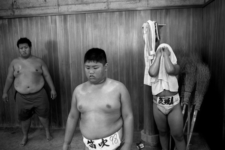 Japan, Tokyo, 03 August 2008
Young boys warming up during practice in the Ryogoku Kokugikan Arena (National Sumo Wrestling Hall) training hall at  All Japan Wanpaku Sumo Tournament, an amateur competition conducted every August for sumo's up and coming juniors.

Japon, Tokyo, 03 Ao˚t 2008
De jeunes garÁons s'Èchauffent pendant une compÈtition du Tournoi All Japan Wanpaku Sumo, au Ryogoku Kokugikan Arena (Le Hall National de Lutte Sumo). Il s'agit d'une compÈtition amateur pour les Sumos juniors qui ‡ lieu chaque annÈe au mois d'ao˚t.


Steven Siewert / Agence VU