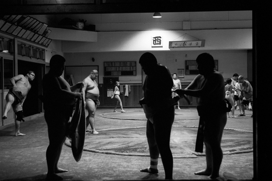Japan, Tokyo, 13 August 2008
Young boys during training at the sumo club, Shonen Sumo Tachikawa Rensei Kan, inside the grounds of Suwa Jinja (Shrine).

Japon, Tokyo, 13 Ao˚t 2008
De jeunes garÁons pendant un entraÓnement au club Sumo de Shonen Sumo Tachikawa Rensei Kan.


Steven Siewert / Agence VU