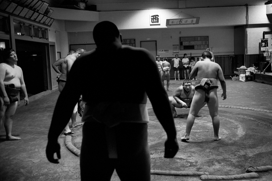 Japan, Tokyo, 13 August 2008
Young boys during training at the sumo club, Shonen Sumo Tachikawa Rensei Kan, inside the grounds of Suwa Jinja (Shrine).

Japon, Tokyo, 13 Ao˚t 2008
De jeunes garÁons pendant un entraÓnement au club Sumo de Shonen Sumo Tachikawa Rensei Kan.


Steven Siewert / Agence VU