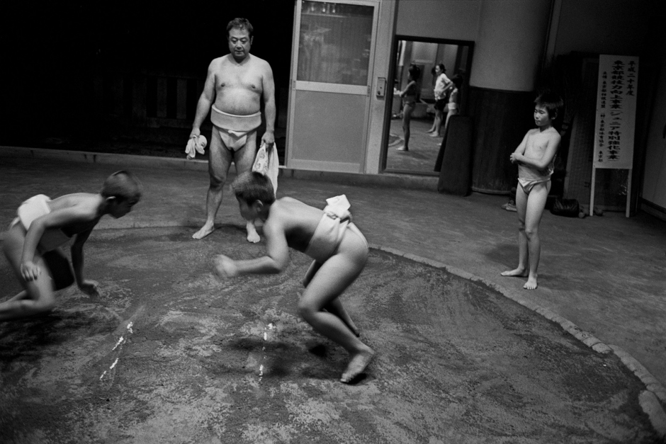 Japan, Tokyo, 13 August 2008
Young boys during training at the sumo club, Shonen Sumo Tachikawa Rensei Kan, inside the grounds of Suwa Jinja (Shrine).

Japon, Tokyo, 13 Ao˚t 2008
De jeunes garÁons pendant un entraÓnement au club Sumo de Shonen Sumo Tachikawa Rensei Kan.


Steven Siewert / Agence VU
