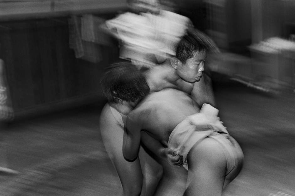 Japan, Tokyo, 13 August 2008
Young boys during training at the sumo club, Shonen Sumo Tachikawa Rensei Kan, inside the grounds of Suwa Jinja (Shrine).

Japon, Tokyo, 13 Ao˚t 2008
De jeunes garÁons pendant un entraÓnement au club Sumo de Shonen Sumo Tachikawa Rensei Kan.


Steven Siewert / Agence VU