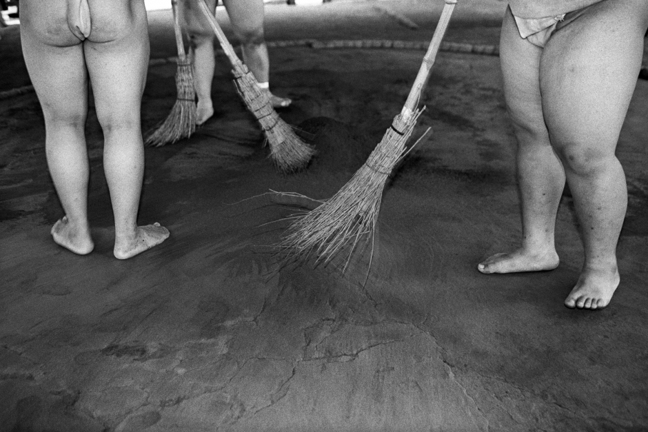 Japan, Tokyo, 13 August 2008
Junior sumos sweeping the ring during training at sumo-jo in Adachi Shinden Koko (highschool).

Japon, Tokyo, 13 Ao˚t 2008
Des Sumos Juniors balayent le ring pendant un entraÓnement au Sumo-jo du LycÈe Adachi Shinden Koko.


Steven Siewert / Agence VU