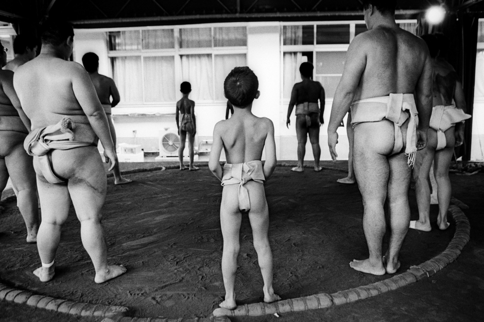 Japan, Tokyo, 13 August 2008
Junior sumos during training at sumo-jo in Adachi Shinden Koko (highschool).

Japon, Tokyo, 13 Ao˚t 2008
Des Sumos Juniors pendant un entraÓnement au Sumo-jo du LycÈe Adachi Shinden Koko.


Steven Siewert / Agence VU