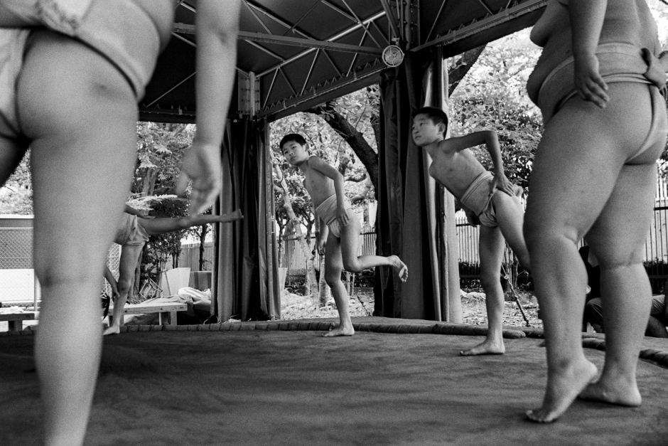 Japan, Tokyo, 13 August 2008
Junior sumos during training at sumo-jo in Adachi Shinden Koko (highschool).

Japon, Tokyo, 13 Ao˚t 2008
Des Sumos Juniors pendant un entraÓnement au Sumo-jo du LycÈe Adachi Shinden Koko.


Steven Siewert / Agence VU